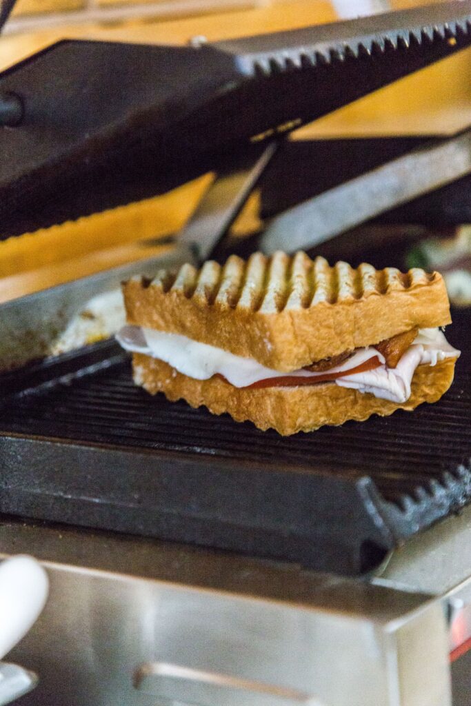 PFAS-vrije tosti-ijzers vergelijken op formaat en bakplaten