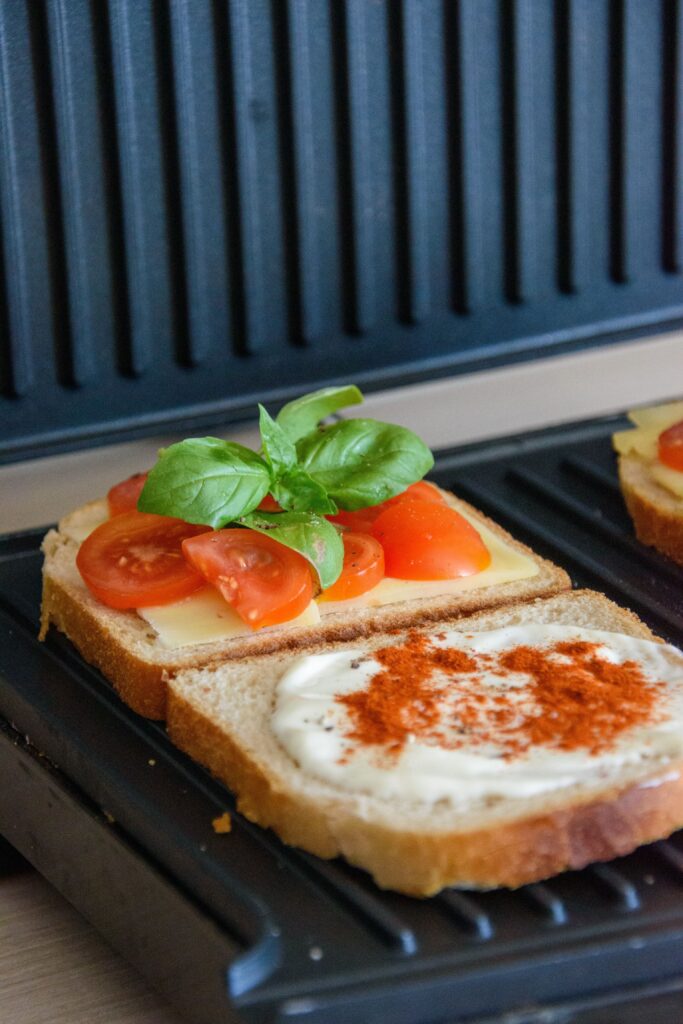 PFAS-vrije tosti-ijzers vergelijken op formaat en bakplaten